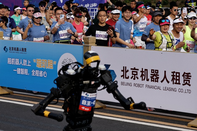 Robot Trung Quốc ph&aacute; kỷ lục chạy b&aacute;n marathon của con người- Ảnh 2.