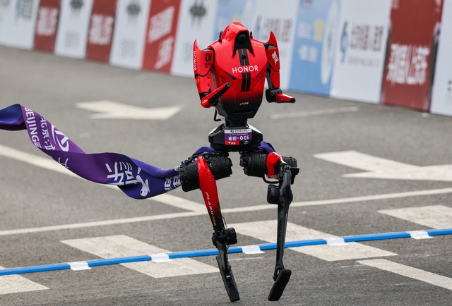 Robot Trung Quốc ph&aacute; kỷ lục chạy b&aacute;n marathon của con người- Ảnh 1.