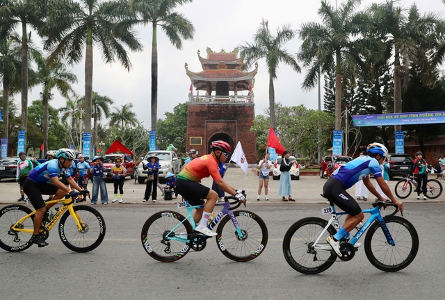 S&ocirc;i động cuộc đua xe đạp quanh Th&agrave;nh cổ- Ảnh 3.