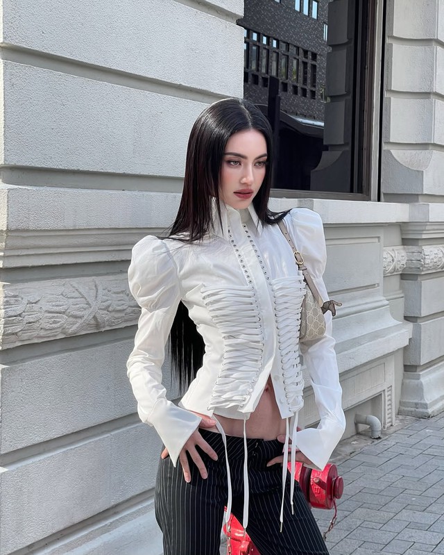 Áo blouse cách điệu mang chút điệu đà cho ngày hè - Ảnh 2.