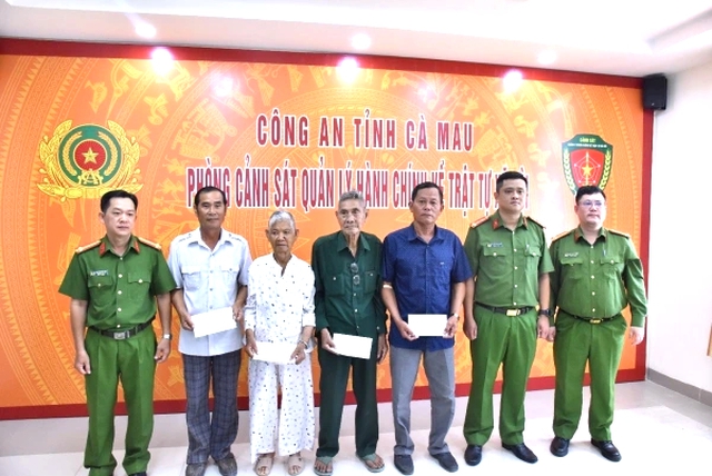 Cán bộ đi từng nhà lấy ADN, mong ngày liệt sĩ sớm trở về với gia đình - Ảnh 1.