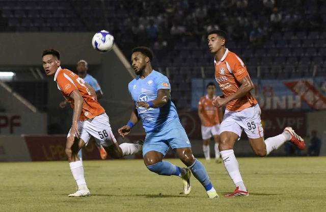 Bảng xếp hạng V-League mới nhất: HAGL thua nhưng c&oacute; vị tr&iacute; cực bất ngờ, CLB CAHN lừng lững tốp 1- Ảnh 1.