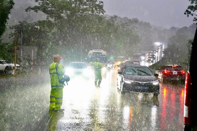 C&ocirc;ng an tỉnh Ph&uacute; Thọ dầm mưa ph&acirc;n luồng phương tiện đổ về giỗ Tổ- Ảnh 1.