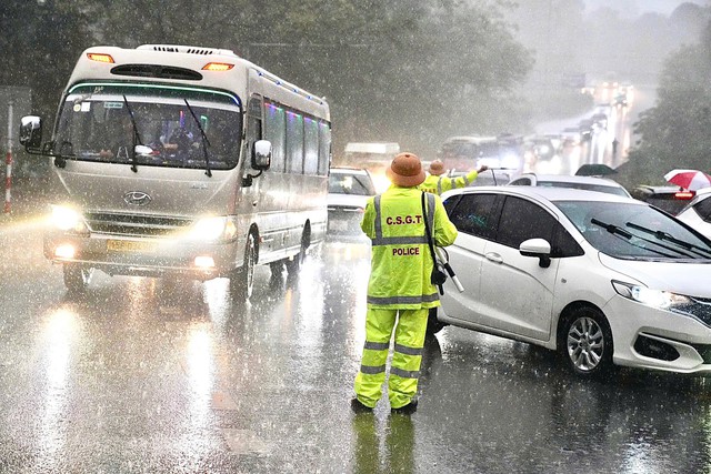 C&ocirc;ng an tỉnh Ph&uacute; Thọ dầm mưa ph&acirc;n luồng phương tiện đổ về giỗ Tổ- Ảnh 2.