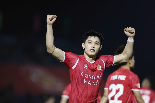 Đ&igrave;nh Bắc lại ghi b&agrave;n, CLB CAHN nhấn ch&igrave;m CLB CA TP.HCM: Chuyện g&igrave; xảy ra với HLV Huỳnh Đức?- Ảnh 1.