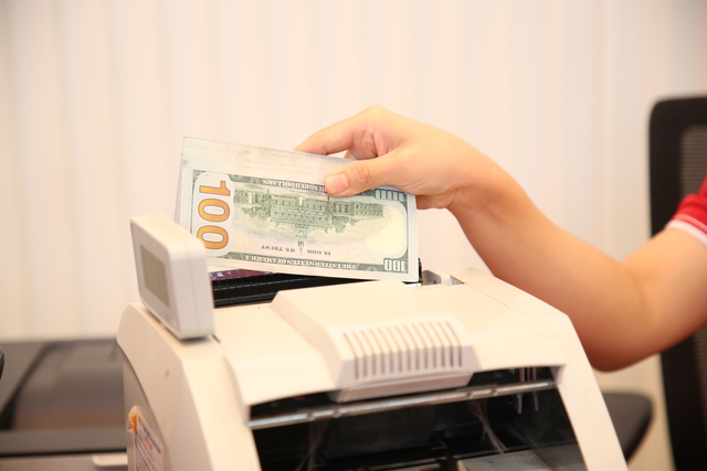 Gi&aacute; USD h&ocirc;m nay 19.4.2026: Sụt giảm ngược chiều euro, yen Nhật- Ảnh 1.