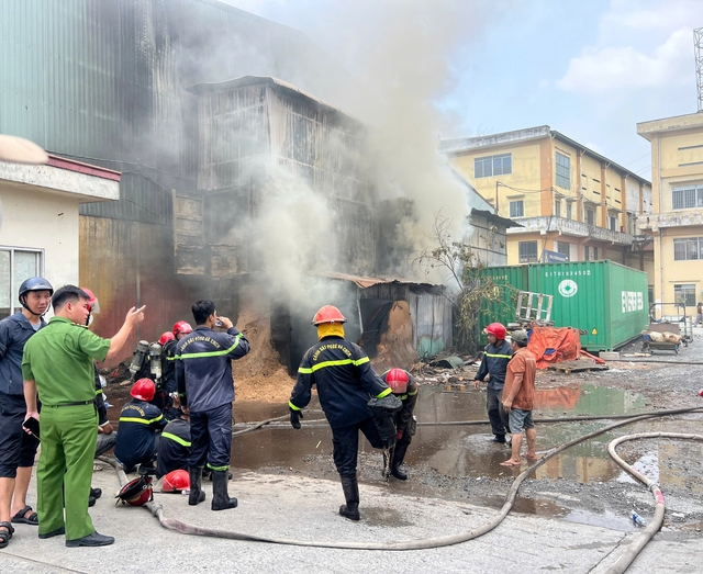 Cháy bồn hút bụi xưởng gỗ ở TP.HCM, khói đen bốc cao gần vòng xoay An Phú - Ảnh 1.