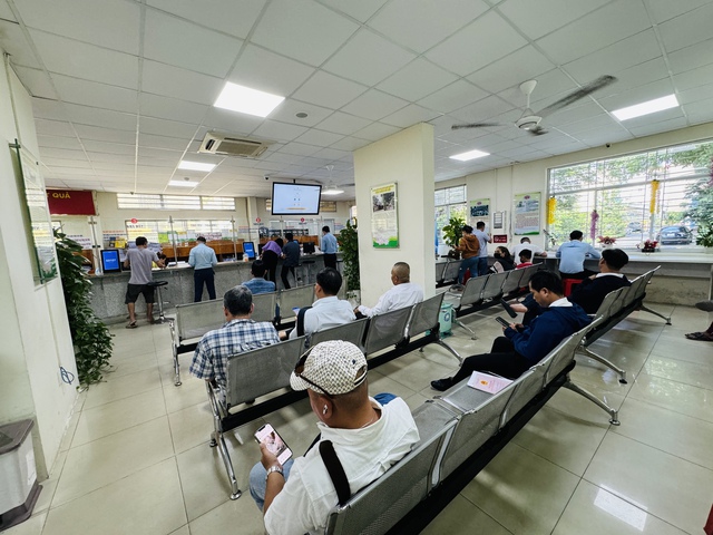 N&oacute;ng: Từ ng&agrave;y 27.4, người d&acirc;n TP.HCM sẽ kh&ocirc;ng được chứng thực tại 112 phường, x&atilde;   - Ảnh 1.