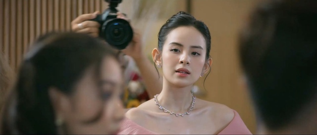 Phim Lời hứa đầu tiên khám phá góc khuất đời sống hoa hậu gây tranh cãi - Ảnh 2.