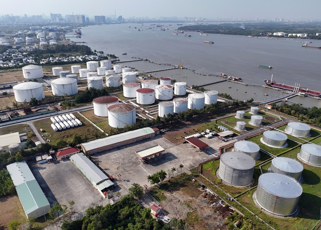 Xử phạt 3 doanh nghiệp đầu mối xăng dầu, 5 doanh nghiệp kh&aacute;c đang v&agrave;o 'tầm ngắm'- Ảnh 1.