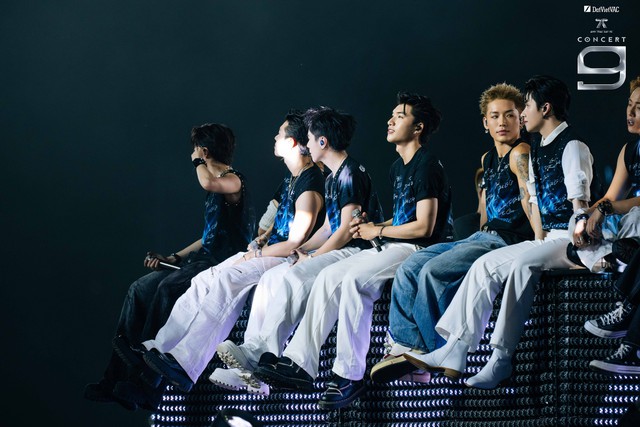 HIEUTHUHAI, Quang H&ugrave;ng MasterD c&ugrave;ng d&agrave;n anh trai 'đốt ch&aacute;y' s&acirc;n khấu- Ảnh 1.