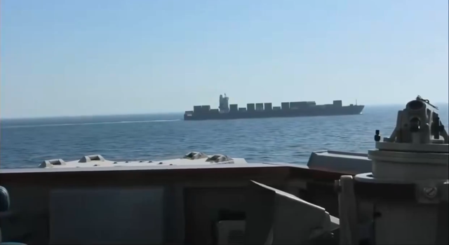 Mỹ nổ súng, bắt tàu hàng Iran - Ảnh 2.