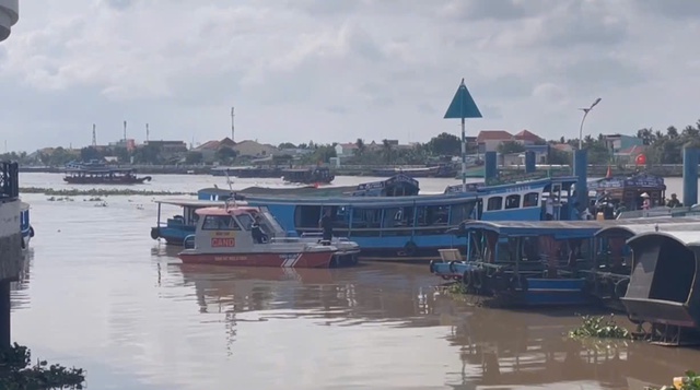 Hai người rơi xuống s&ocirc;ng mất t&iacute;ch sau tiệc sinh nhật tr&ecirc;n t&agrave;u du lịch - Ảnh 1.