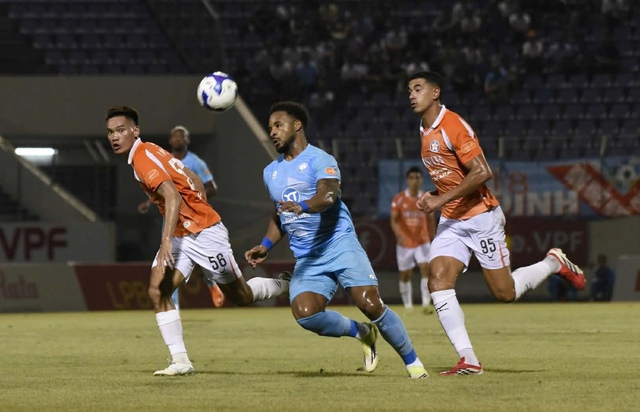 Thủ m&ocirc;n Văn Biểu bị đuổi, Đ&agrave; Nẵng bị Nam Định nhấn ch&igrave;m: Xu&acirc;n Son lại qu&aacute; &lsquo;son&rsquo;- Ảnh 2.