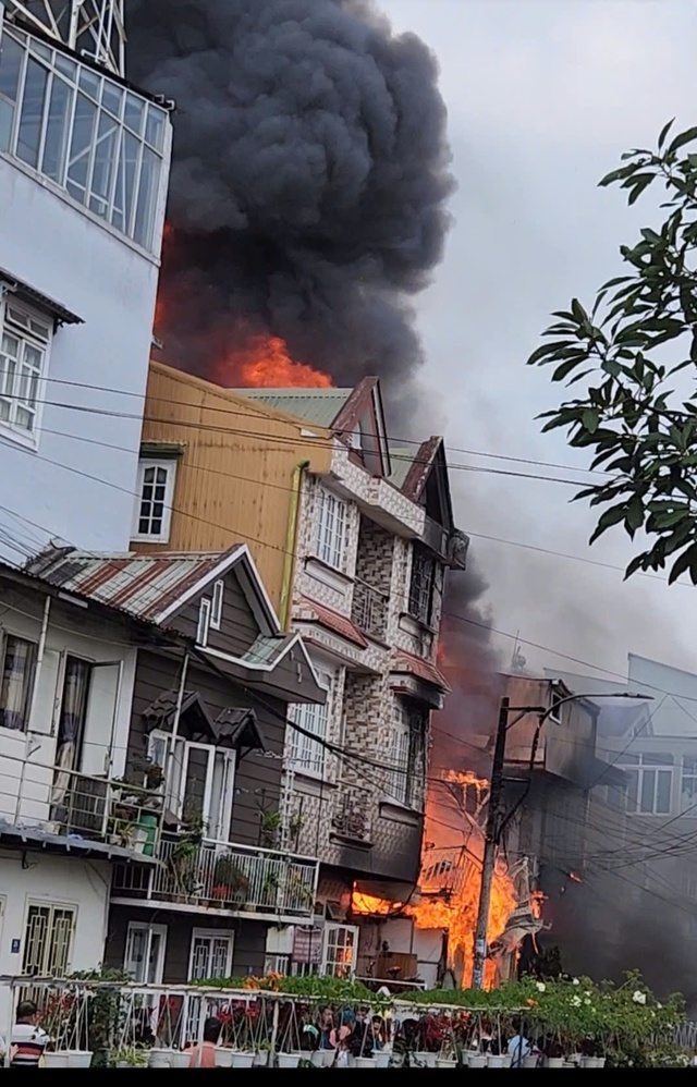 Ch&aacute;y nh&agrave; ở phường Cam Ly - Đ&agrave; Lạt, cả khu d&acirc;n cư hoảng loạn- Ảnh 1.