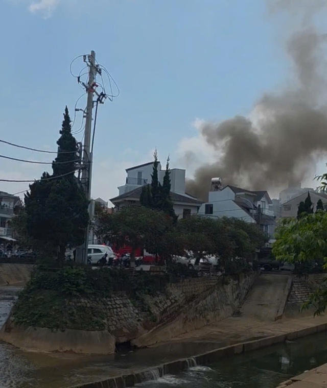 Ch&aacute;y nh&agrave; ở phường Cam Ly - Đ&agrave; Lạt, cả khu d&acirc;n cư hoảng loạn- Ảnh 9.