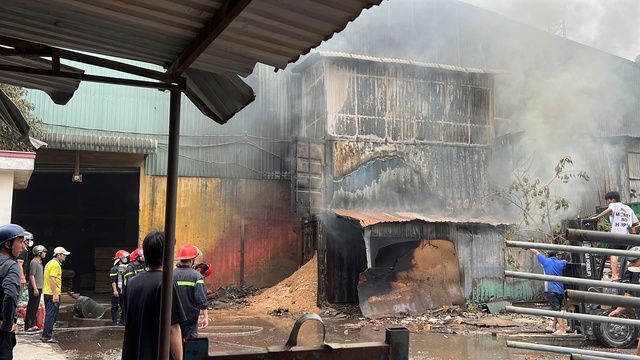 Cháy bồn hút bụi xưởng gỗ ở TP.HCM, khói đen bốc cao gần vòng xoay An Phú - Ảnh 2.