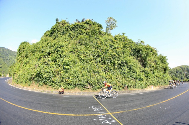 Cua rơ Việt Nam g&acirc;y sốc, vượt ngoại binh để giữ danh hiệu vua leo n&uacute;i- Ảnh 1.