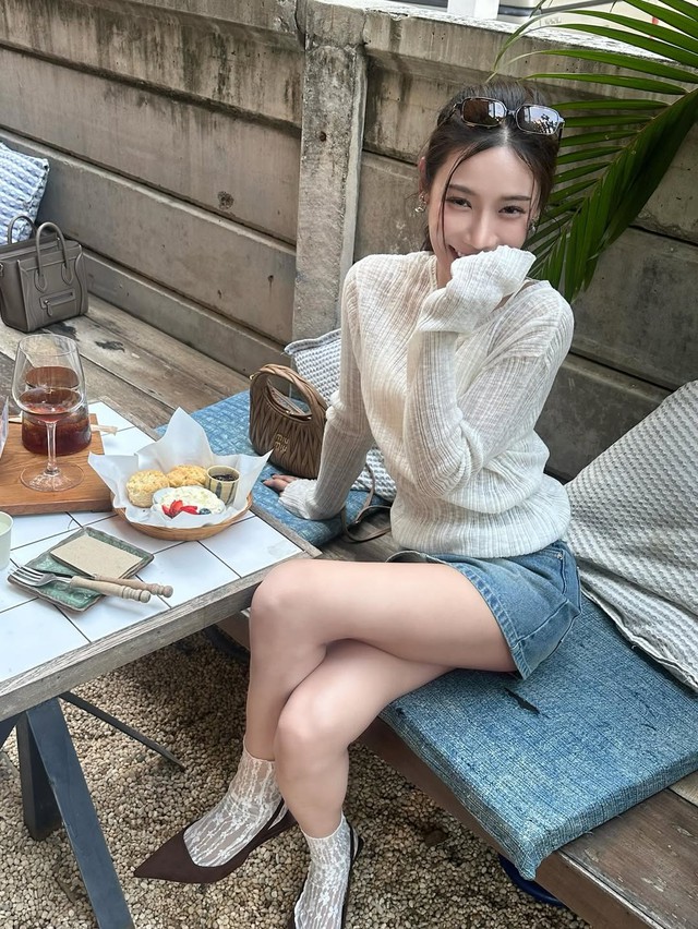 Chân váy denim 'khuấy đảo' phong cách thời trang mùa hè- Ảnh 3.