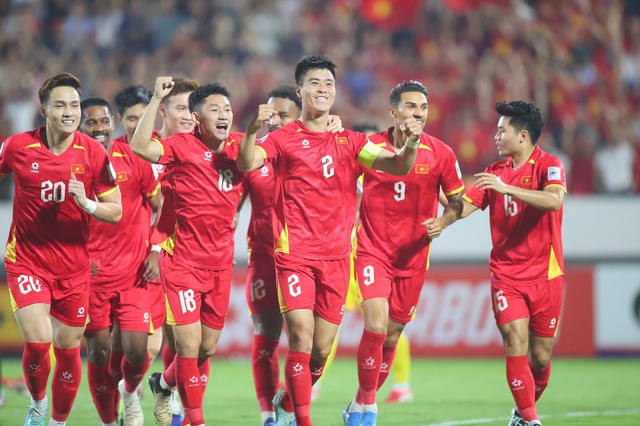 Đội tuyển Việt Nam c&ocirc;ng ph&aacute; tốp 90 thế giới- Ảnh 1.