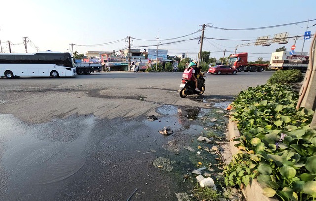 Nước thải bủa v&acirc;y giao lộ, đường B&ugrave;i Thanh Khiết chờ hệ thống tho&aacute;t nước - Ảnh 1.
