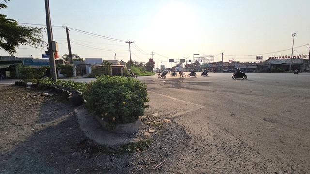 Nước thải bủa v&acirc;y giao lộ, đường B&ugrave;i Thanh Khiết chờ hệ thống tho&aacute;t nước - Ảnh 6.