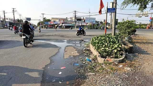 Nước thải bủa v&acirc;y giao lộ, đường B&ugrave;i Thanh Khiết chờ hệ thống tho&aacute;t nước - Ảnh 2.