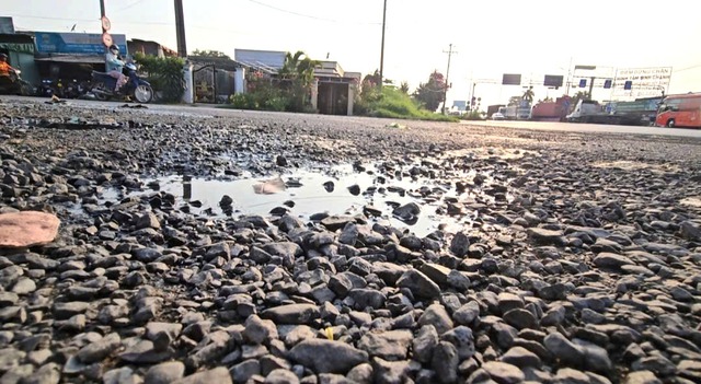 Nước thải bủa v&acirc;y giao lộ, đường B&ugrave;i Thanh Khiết chờ hệ thống tho&aacute;t nước - Ảnh 5.