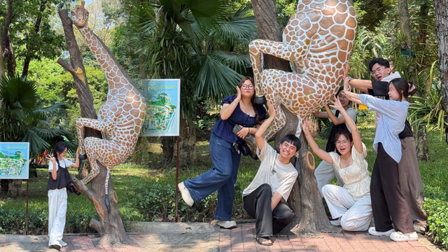 Tượng hươu cao cổ ở Thảo Cầm Viên bị ‘gãy sừng, rạn xương’ - Ảnh 3.