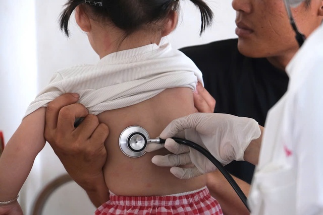 Bệnh tay ch&acirc;n miệng v&agrave; sốt xuất huyết gia tăng mạnh tại Cần Thơ - Ảnh 1.