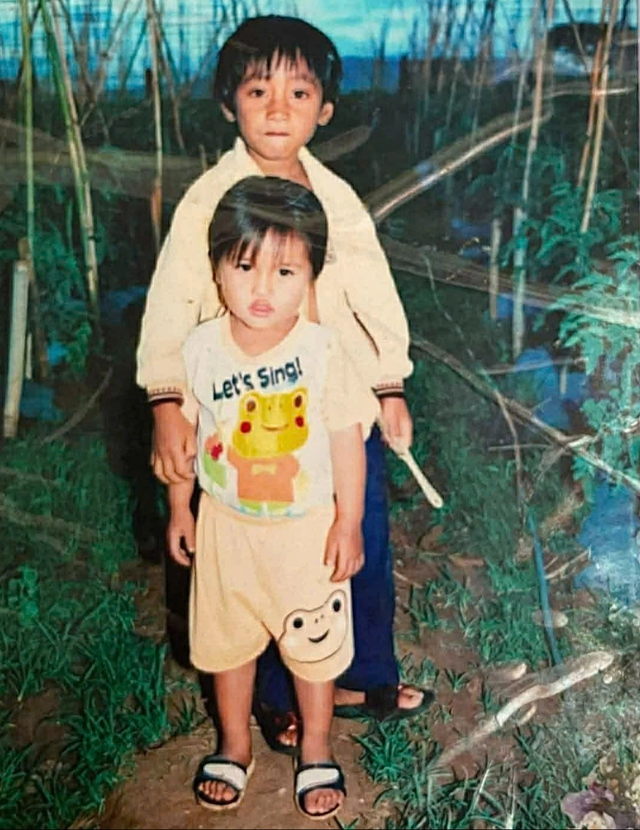 Cuộc gặp gỡ x&uacute;c động sau gần 20 năm xa c&aacute;ch của 2 anh em- Ảnh 1.