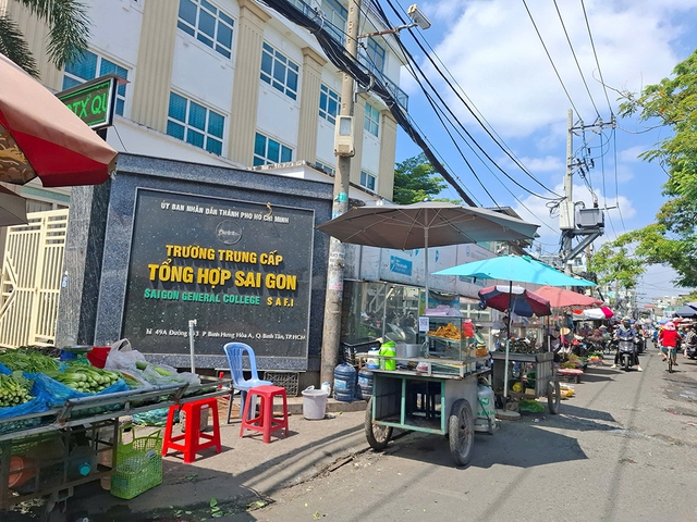 Mua b&aacute;n tr&agrave;n lan trước cổng trường- Ảnh 1.