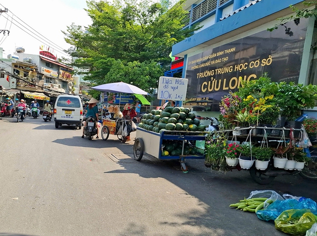 Mua b&aacute;n tr&agrave;n lan trước cổng trường- Ảnh 2.