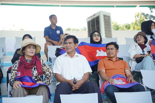 Đại gia đ&igrave;nh đi 12 tiếng từ Campuchia đến Nha Trang ủng hộ tiền đạo ĐH Svay Rieng- Ảnh 1.