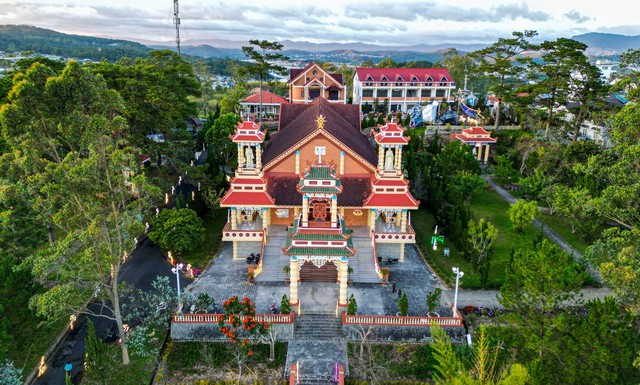 Nh&agrave; thờ mang d&aacute;ng dấp đ&igrave;nh, ch&ugrave;a độc nhất v&ocirc; nhị ở Đ&agrave; Lạt- Ảnh 1.
