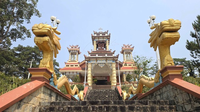 Nh&agrave; thờ mang d&aacute;ng dấp đ&igrave;nh, ch&ugrave;a độc nhất v&ocirc; nhị ở Đ&agrave; Lạt- Ảnh 3.