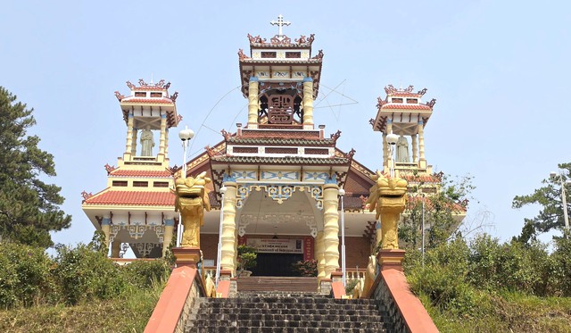 Nh&agrave; thờ mang d&aacute;ng dấp đ&igrave;nh, ch&ugrave;a độc nhất v&ocirc; nhị ở Đ&agrave; Lạt- Ảnh 5.