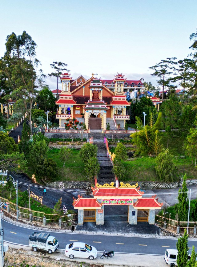 Nh&agrave; thờ mang d&aacute;ng dấp đ&igrave;nh, ch&ugrave;a độc nhất v&ocirc; nhị ở Đ&agrave; Lạt- Ảnh 6.