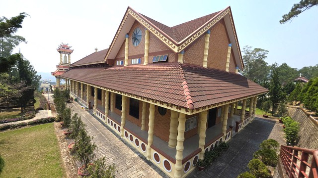 Nh&agrave; thờ mang d&aacute;ng dấp đ&igrave;nh, ch&ugrave;a độc nhất v&ocirc; nhị ở Đ&agrave; Lạt- Ảnh 7.