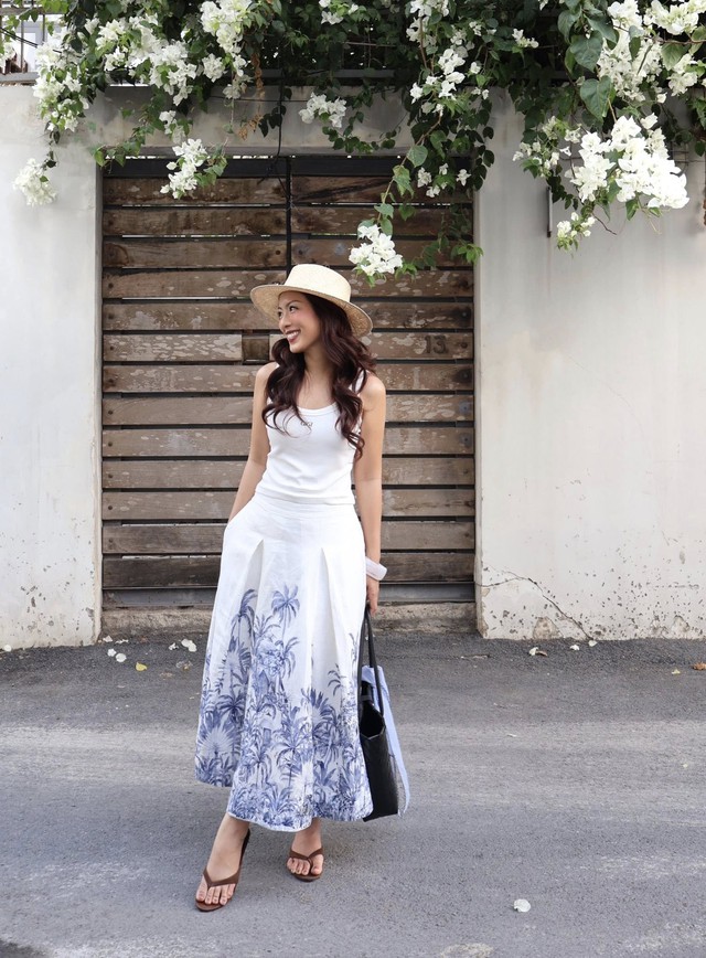 Đẹp bất bại với bộ đôi áo và chân váy dài- Ảnh 2.