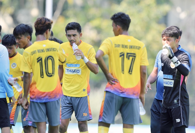 Đại gia đ&igrave;nh đi 12 tiếng từ Campuchia đến Nha Trang ủng hộ tiền đạo ĐH Svay Rieng- Ảnh 2.