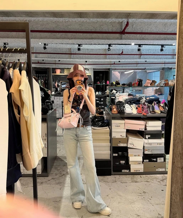 Bản phối áo hai dây cùng quần jeans giúp nàng tự tin khoe cá tính- Ảnh 9.