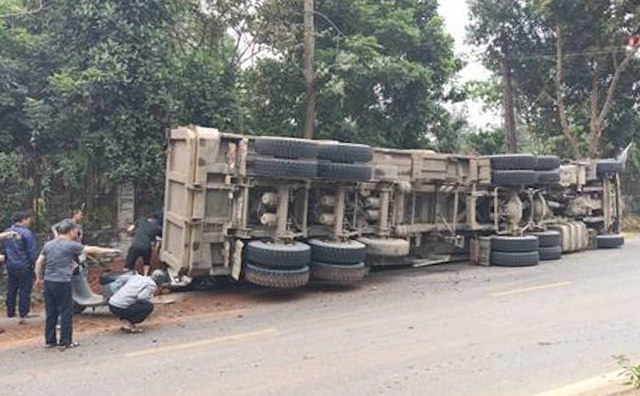 Xe đầu k&eacute;o lật đ&egrave; bẹp xe con v&agrave; xe m&aacute;y, 2 phụ nữ tử vong- Ảnh 2.