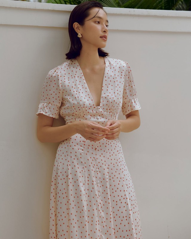 Váy chấm bi nhỏ sang trọng, tinh tế mà vẫn lãng mạn - Ảnh 1.