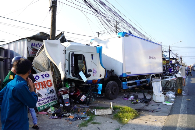 C&agrave; Mau:Xe tải mất l&aacute;i lao hơn 100 m, cuốn nhiều xe m&aacute;y, t&agrave;i xế bất tỉnh   - Ảnh 1.