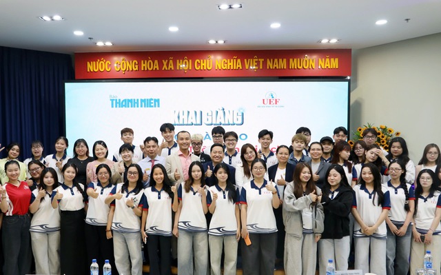 Sinh vi&ecirc;n ng&agrave;nh quan hệ c&ocirc;ng ch&uacute;ng đến học v&agrave; t&igrave;m hiểu lịch sử B&aacute;o Thanh Ni&ecirc;n- Ảnh 6.