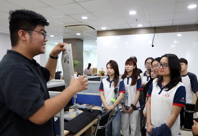 Sinh vi&ecirc;n ng&agrave;nh quan hệ c&ocirc;ng ch&uacute;ng đến học v&agrave; t&igrave;m hiểu lịch sử B&aacute;o Thanh Ni&ecirc;n- Ảnh 7.