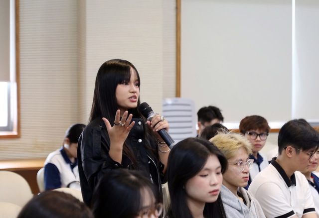 Sinh vi&ecirc;n ng&agrave;nh quan hệ c&ocirc;ng ch&uacute;ng đến học v&agrave; t&igrave;m hiểu lịch sử B&aacute;o Thanh Ni&ecirc;n- Ảnh 4.