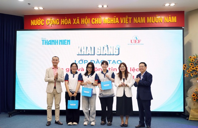 Sinh vi&ecirc;n ng&agrave;nh quan hệ c&ocirc;ng ch&uacute;ng đến học v&agrave; t&igrave;m hiểu lịch sử B&aacute;o Thanh Ni&ecirc;n- Ảnh 5.