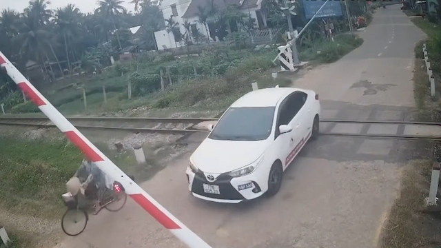 Xe tập l&aacute;i bất chấp đ&egrave;n đỏ v&agrave; r&agrave;o chắn, cố t&igrave;nh băng qua đường ray - Ảnh 1.